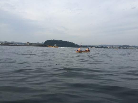 手こぎボートに乗って、マゴチをルアーで釣るための作戦会議