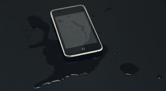 スマホのアウトドア防水対策!それでも水没した時の対処法