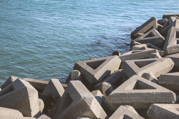 磯用シューズはちょっと敷居が高いので、簡易スパイクですべり止め