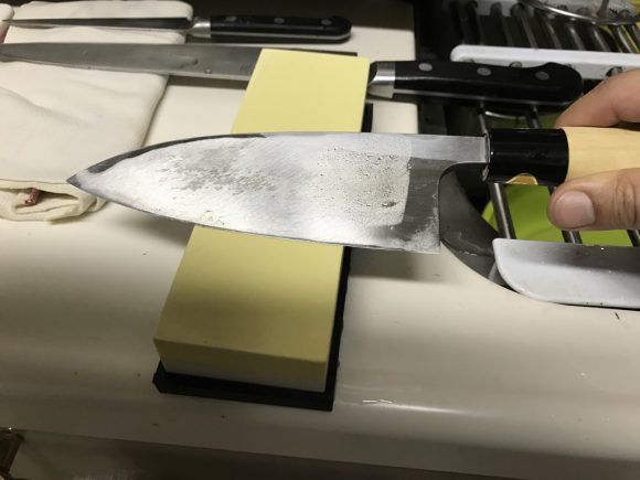 刃こぼれした包丁を砥石で再生してみた。砥石の使い方など