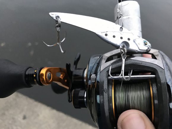 先の開いたバーブレスフックはジャンプ一発でバレる