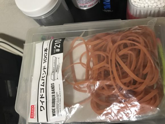 ケースの中でルアーが絡まらない！輪ゴムを使った収納アイディア